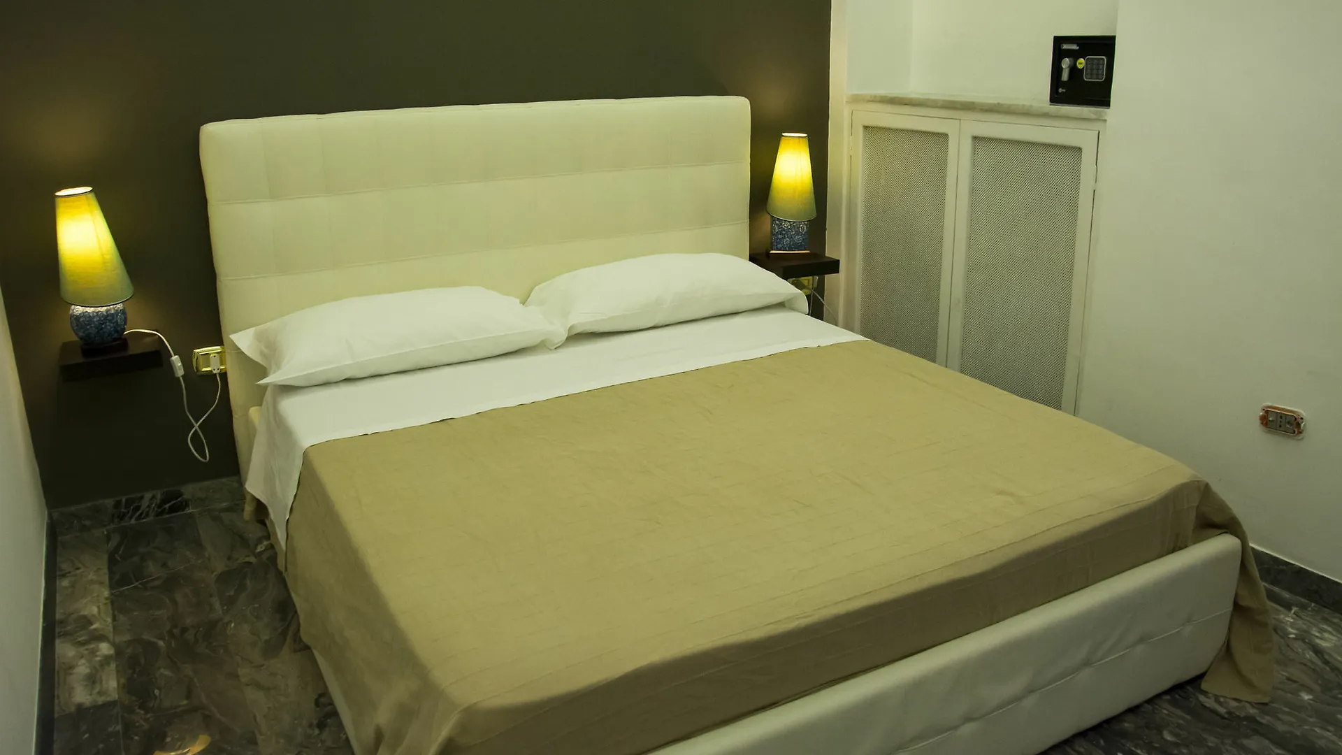 Hotel Il Ventre Di Napoli 3*, Naples